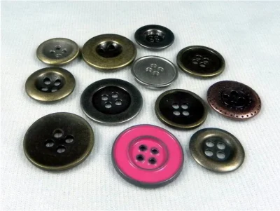 Bouton métallique 4 trous de haute qualité en usine pour vêtement